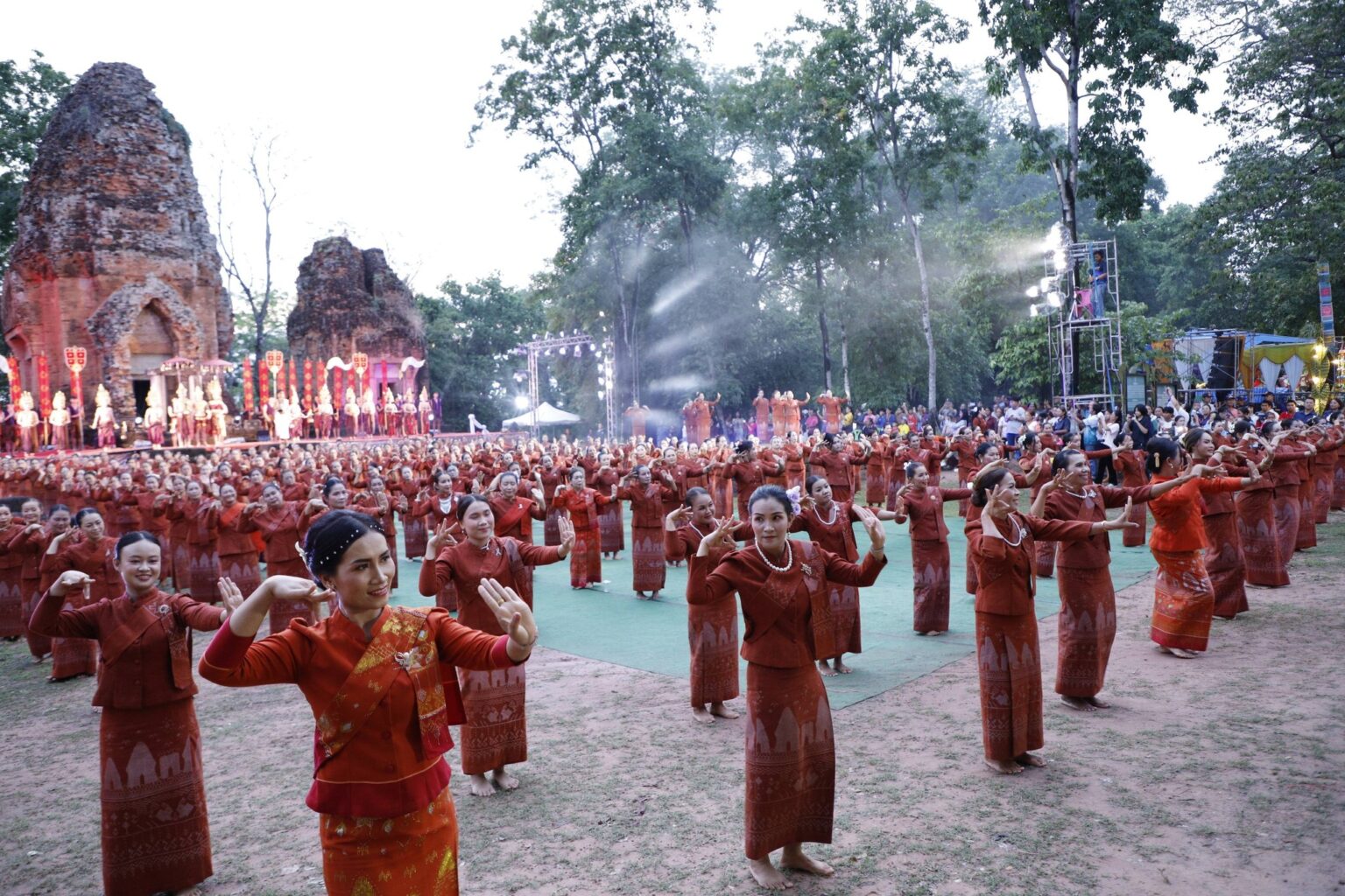 ตระการตา! รำบวงสรวง-แสงสีเสียง เปิดประเพณี “ปรางค์กู่สวนแตง” นำร่องท่องเที่ยวบุรีรัมย์ ปรางค์กู่สวนแตง