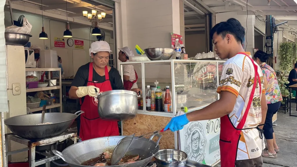 “พูนพุงลุงอ้วน” ข้าวแกงบุฟเฟต์ 39 บาท