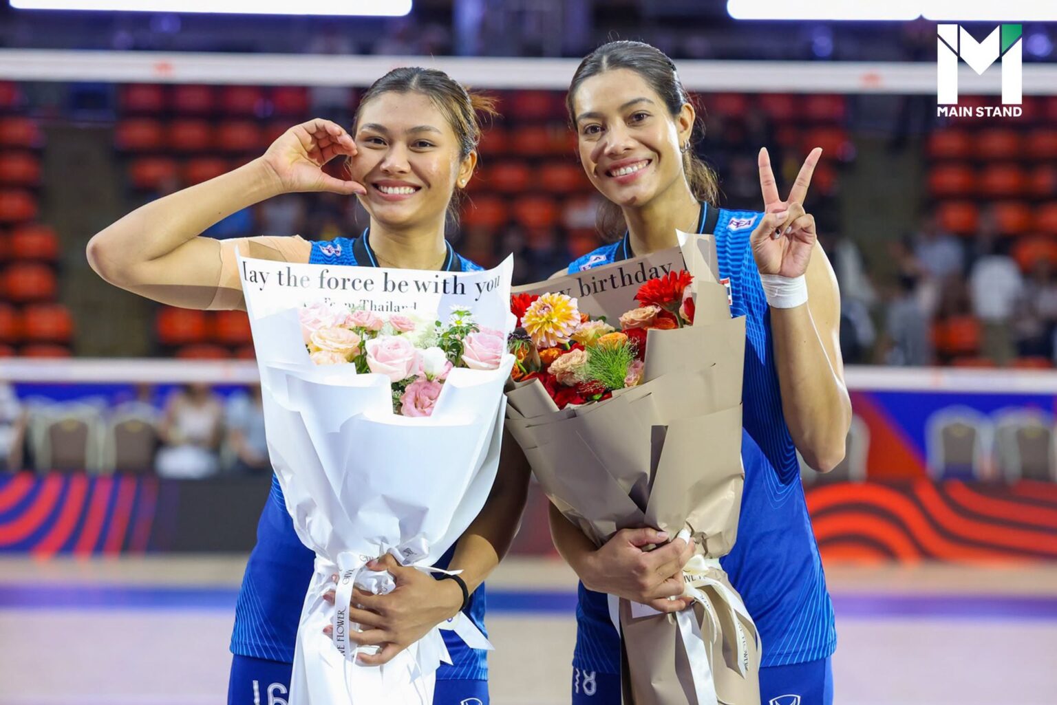 ทัพลูกยางสาวไทยฉลองวันเกิดแพ็กคู่ “เพียว-บีม” เจ้าหญิงเซราะกราวแฮปปี้สุด ๆ หลังทุบบัลแกเรีย ชัยชนะก็ชื่นใจ วันเกิดก็น่ารัก! ทัพลูกยางสาวไทยฉลองแพ็กคู่ "เพียว-บีม"