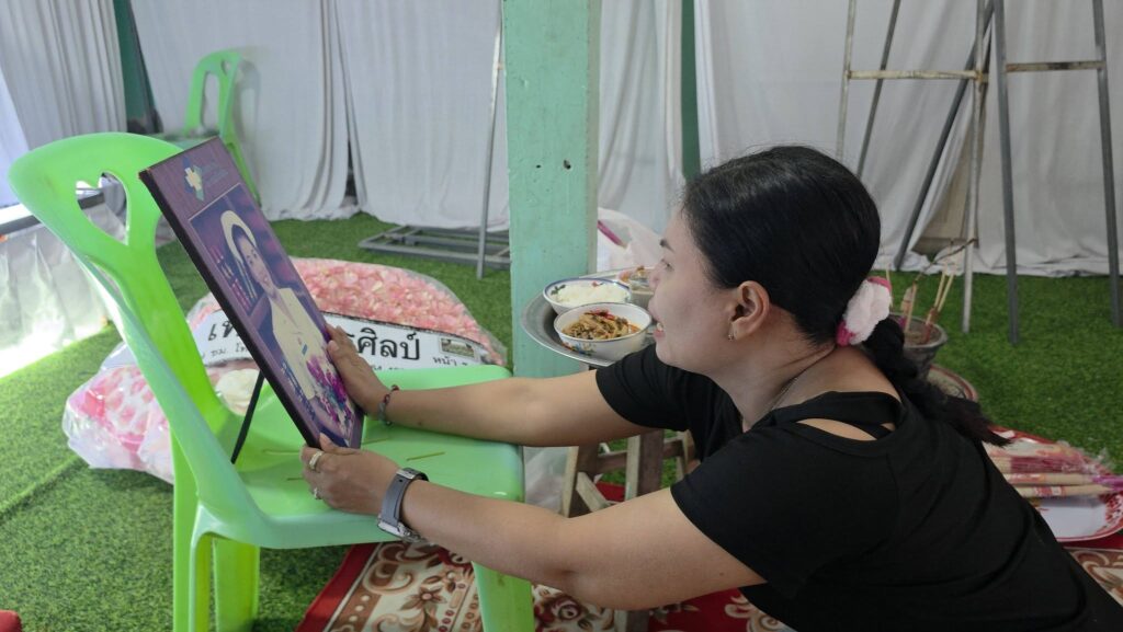 ชาวบุรีรัมย์ร่วมส่งใจ-แสดงความเสียใจครอบครัว “บ่มกลาง” “น้องจิ๊บ” เหยื่อไฟไหม้โรงเบียร์ดังลาดพร้าว "น้องจิ๊บ" เหยื่อไฟไหม้โรงเบียร์ดังลาดพร้าว